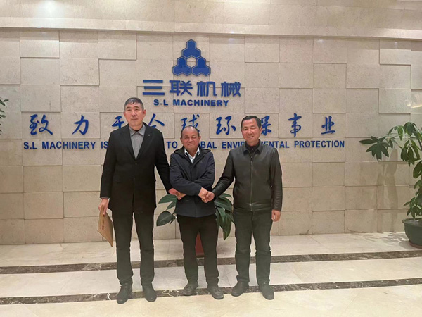 協(xié)力同心 安徽老客戶復(fù)購(gòu)SLST系列伺服磚機(jī)生產(chǎn)線 助力當(dāng)?shù)匦聣Σ男袠I(yè)的發(fā)展與進(jìn)步